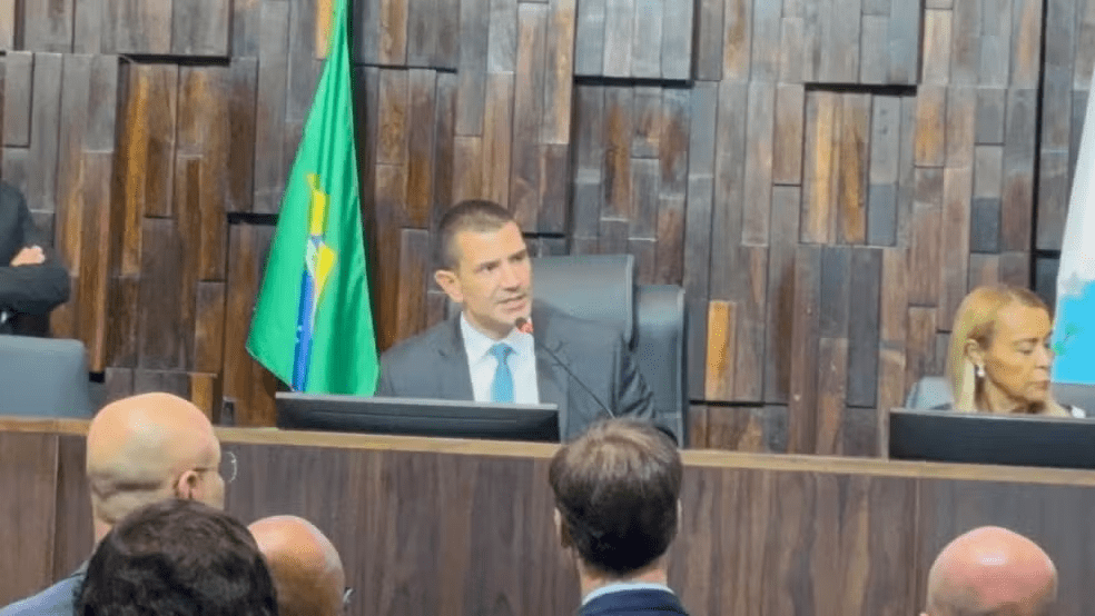 Com eleição questionada na Justiça e boicote da oposição, Douglas Ruas é eleito presidente da Alerj e deve assumir o governo do RJ