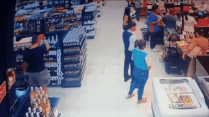 Delegado da PF flagrado furtando isentou Flávio Bolsonaro de lavagem de dinheiro (VIDEO)