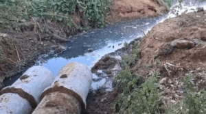 Moradores denunciam esgoto a céu aberto e obra inacabada em rua de Itaperuna