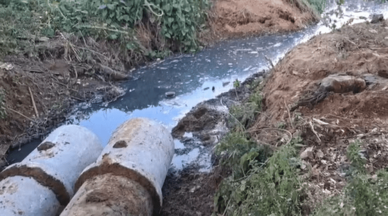 Moradores denunciam esgoto a céu aberto e obra inacabada em rua de Itaperuna