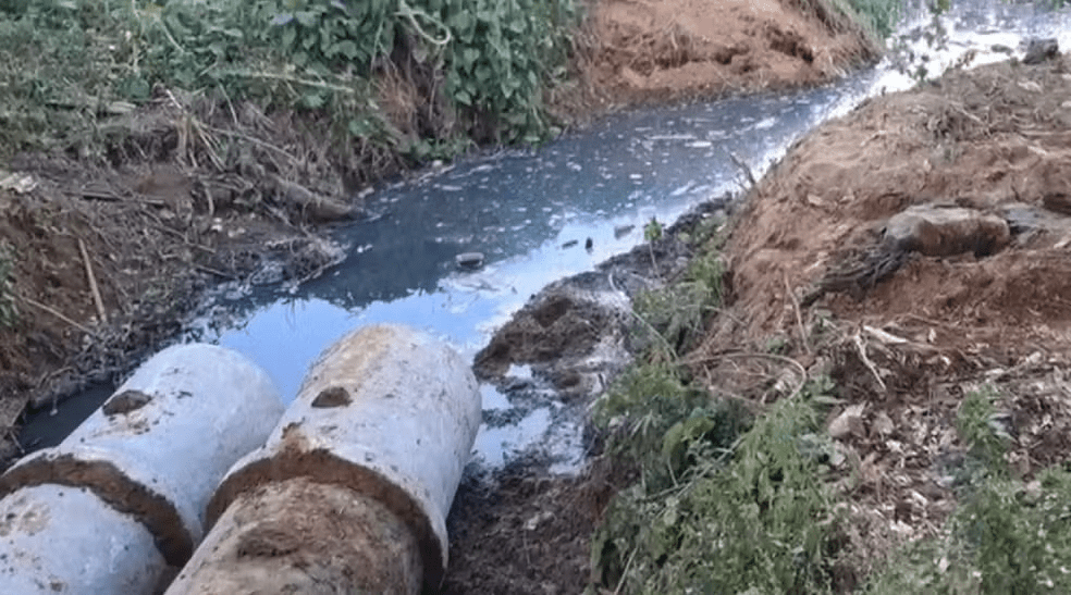 Moradores denunciam esgoto a céu aberto e obra inacabada em rua de Itaperuna