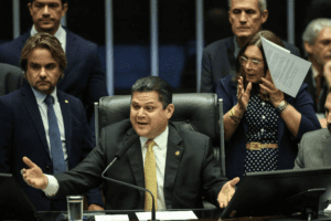 Alcolumbre invalida trechos de projeto para viabilizar redução de pena de Bolsonaro