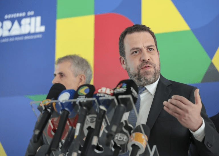 Boulos detona plano de Flávio Bolsonaro contra aposentados: “Querem fazer o povo pagar a conta”