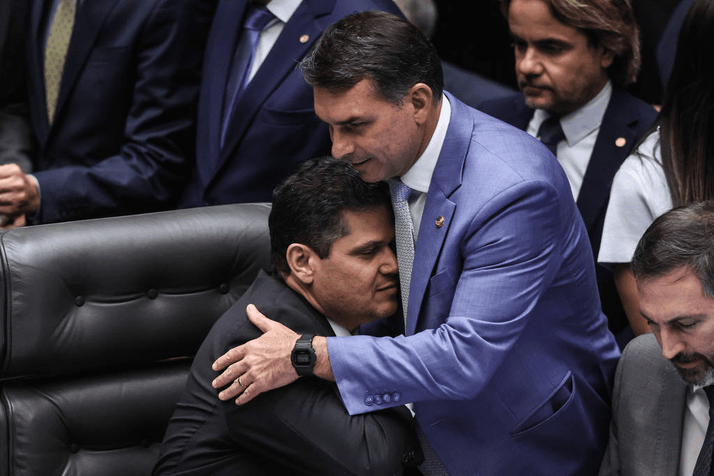 Alcolumbre sinalizou à oposição que pode pautar impeachment de ministros do STF em troca de apoio à reeleição