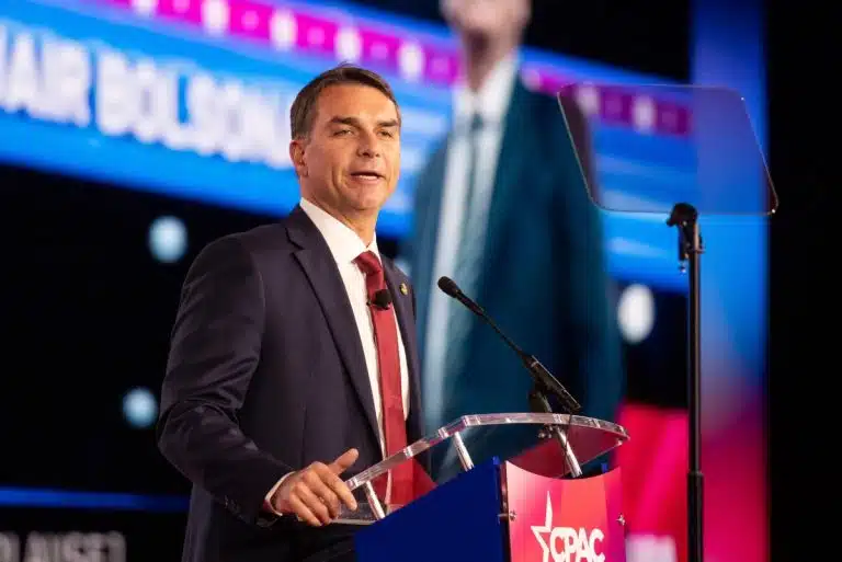 Flávio Bolsonaro é denunciado à PGR por entrega de relatório a Trump: “Espião dos EUA”