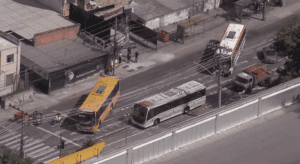 Bandidos sequestram seis ônibus que foram usados como barricadas improvisadas na Zona Norte do Rio