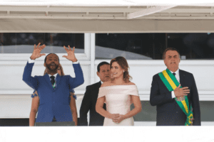 Professor denunciado por estupro foi tradutor de Libras em posse de Bolsonaro