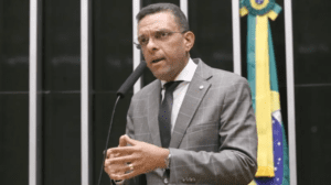 ‘Fim da 6×1 não quebra o país. Direita resolveu defender a elite’, diz deputado ex-bolsonarista Otoni de Paula