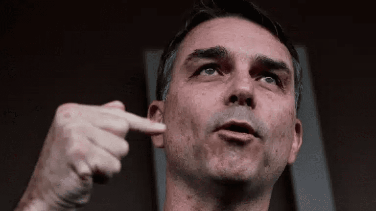 Flávio Bolsonaro reage ao vazamento de seu plano de governo que prevê congelar aposentadorias