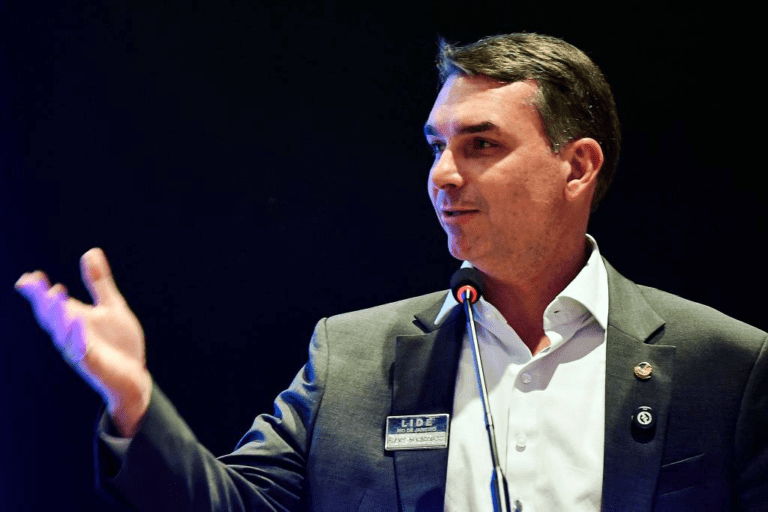 Flávio planeja reajustar aposentadorias e despesas com saúde e educação só pela inflação