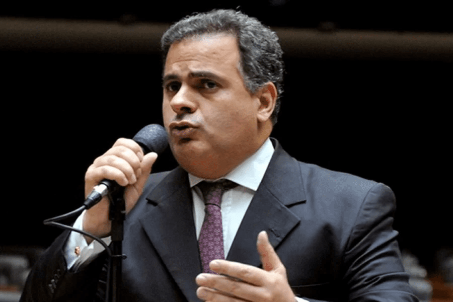 Deputado faz acordo e devolverá R$ 1,4 milhão por manter funcionárias fantasmas