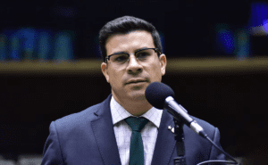 Deputado do PT blinda governo Lula, segura 600 pedidos e barra questões sobre Banco Master