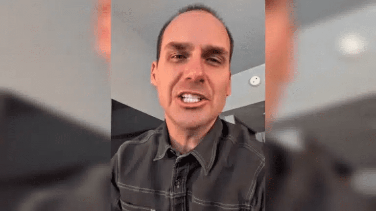 Eduardo Bolsonaro esconde viagem ao Bahrein e só aparece em vídeo de Mário Frias