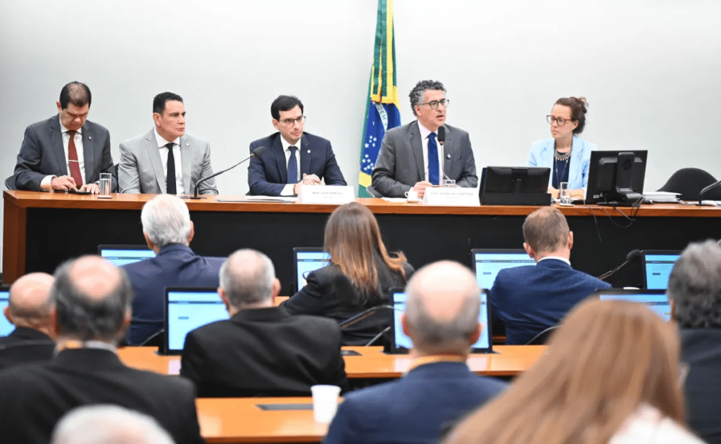 Deputado pede vista e votação da PEC 6x1 é adiada