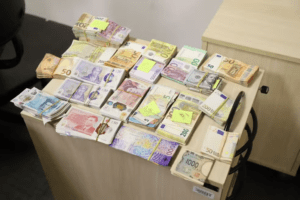 PF apreende R$ 1,1 milhão em moeda estrangeira e 2 carros de luxo na casa de suspeito de operar propinas no RJ