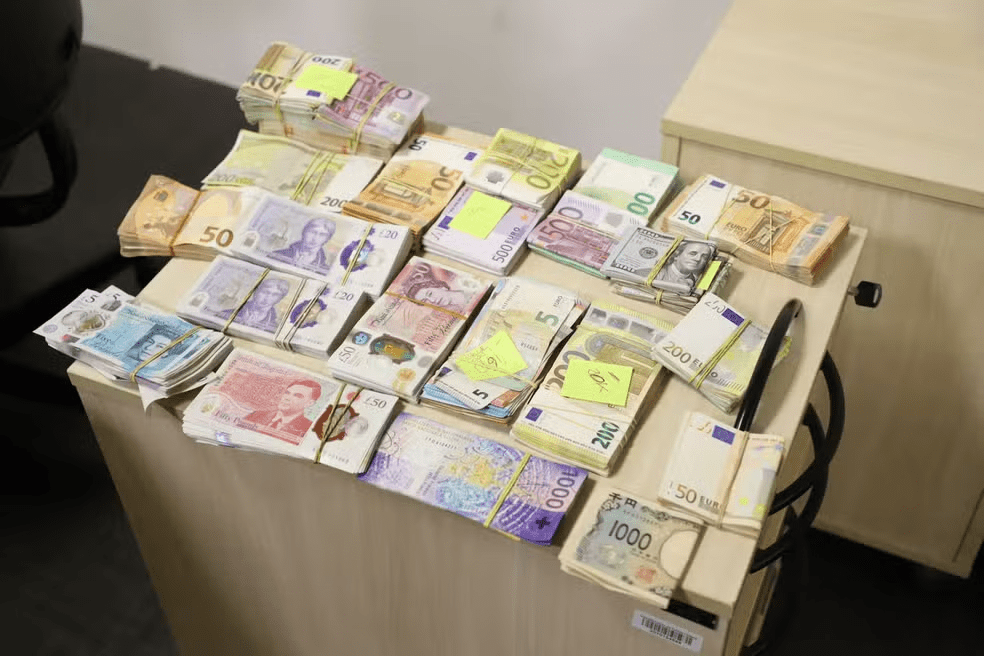 PF apreende R$ 1,1 milhão em moeda estrangeira e 2 carros de luxo na casa de suspeito de operar propinas no RJ