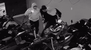 Vídeo mostra grupo criminoso furtando motos elétricas em loja de Rio das Ostras