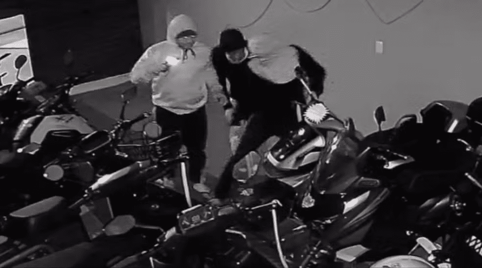 Vídeo mostra grupo criminoso furtando motos elétricas em loja de Rio das Ostras