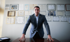 Flávio Bolsonaro usou R$ 2,7 milhões em dinheiro vivo de esquema da ‘rachadinha’, diz Ministério Público
