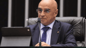 Líder do PDT assina contra fim imediato da escala 6×1 e racha partido