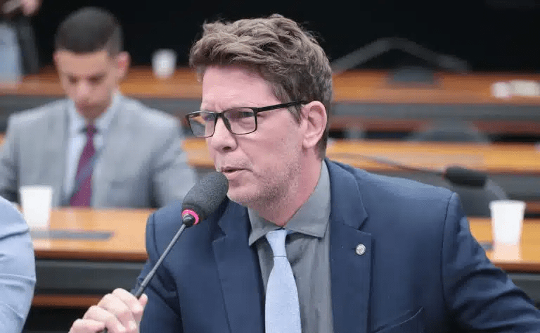 Rachadinha e lavagem de dinheiro: as acusações contra Mario Frias denunciadas à PGR