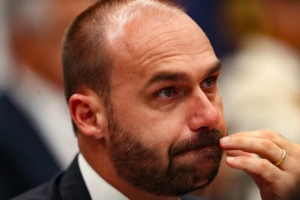 PGR pede condenação de Eduardo Bolsonaro por coação