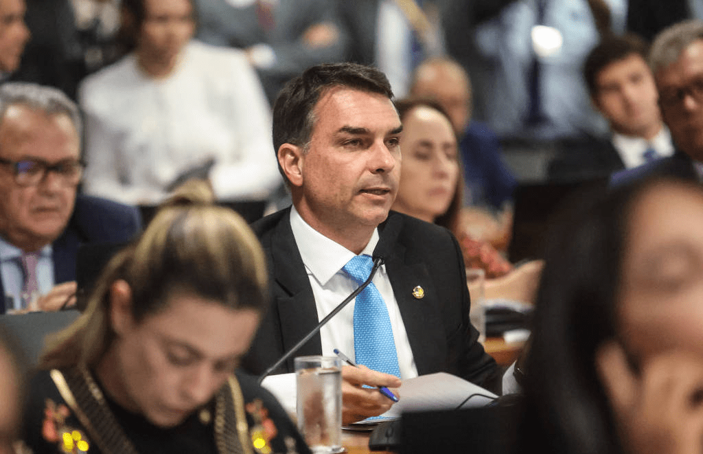 Flávio Bolsonaro fala em governo de até 8 anos após ter acenado com fim de reeleição