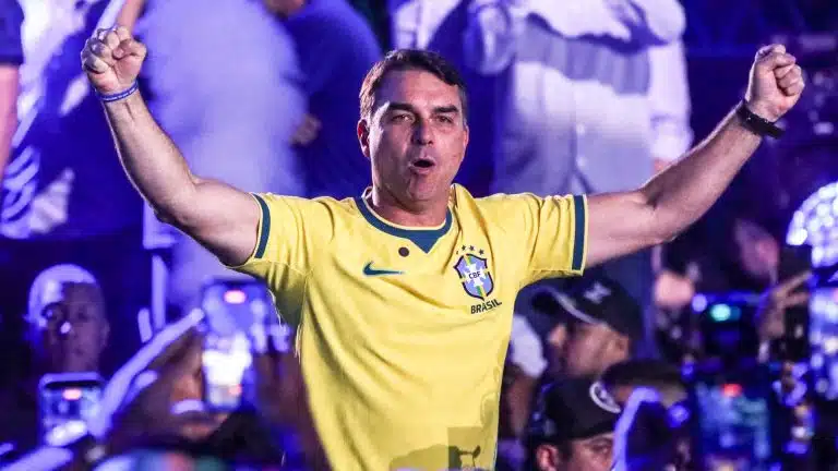 Ingresso a R$ 180 mil: Quem é o amigo de Flávio Bolsonaro que vai bancá-lo na Copa?