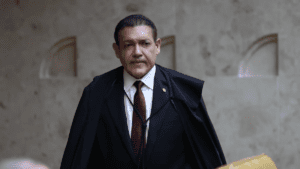 Fachin rejeita pedido para afastar Nunes Marques de ação da CPI do Master