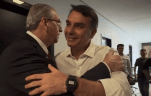 Flávio Bolsonaro se encontra com Eduardo Cunha em BH