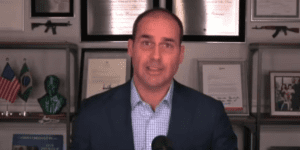 Eduardo Bolsonaro sugere troca do Pix por sistema americano Zelle, e vira alvo de críticas nas redes: ‘Vassalagem’