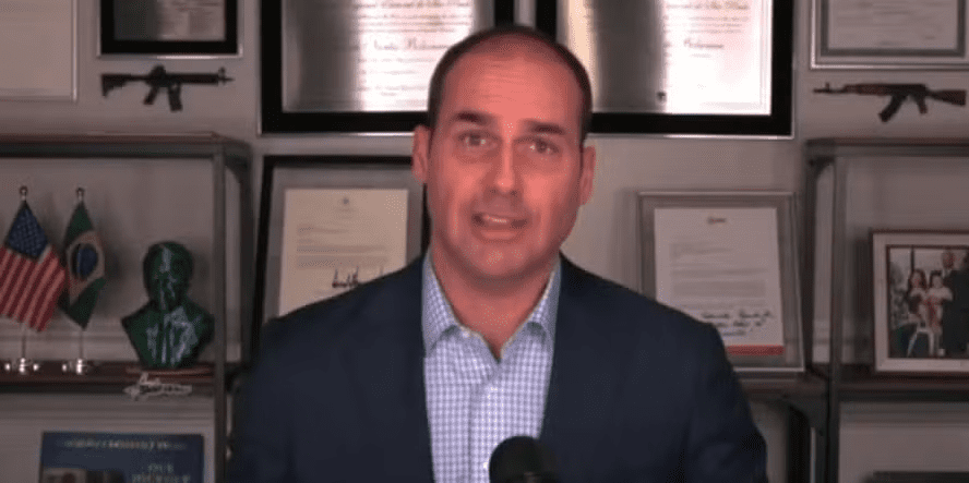 Eduardo Bolsonaro sugere troca do Pix por sistema americano Zelle, e vira alvo de críticas nas redes: 'Vassalagem'
