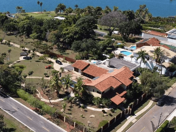 Coordenador da pré-campanha de Flávio Bolsonaro compra mansão por R$ 14,5 milhões