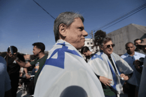 Governo Tarcísio manda adotar material de ONG pró-Israel em escolas de SP