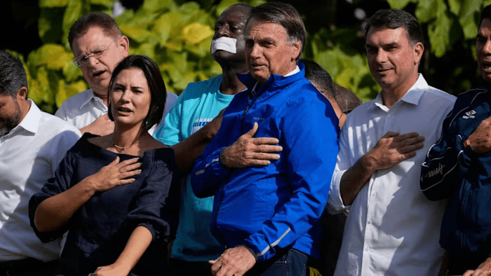A esposa de Jair Bolsonaro acusa enteado de 'apunhalar pelas costas' em disputa eleitoral