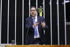 Lavanderia da família de presidente do PL-RJ multiplica por oito faturamento no governo Cláudio Castro, com mais de 80% dos contratos sem licitação