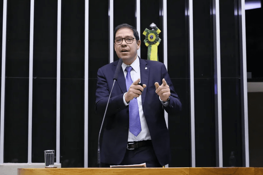 Lavanderia da família de presidente do PL-RJ multiplica por oito faturamento no governo Cláudio Castro, com mais de 80% dos contratos sem licitação