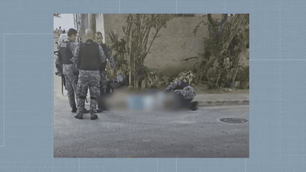 Motociclista morre baleado em abordagem da PM em São Gonçalo; protesto teve rua incendiada