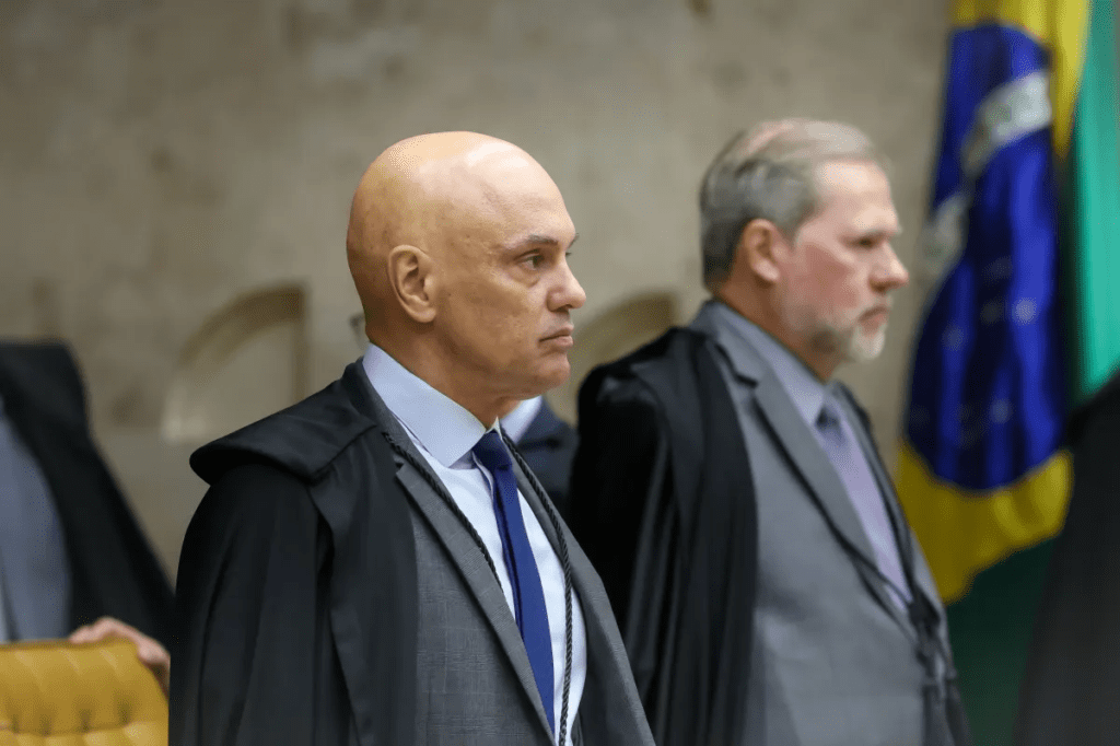 Julgamento de Eduardo avança enquanto STF avalia incluir Jair e Flávio