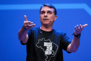 Em reação a Flávio, deputado petista quer criminalizar traição à pátria