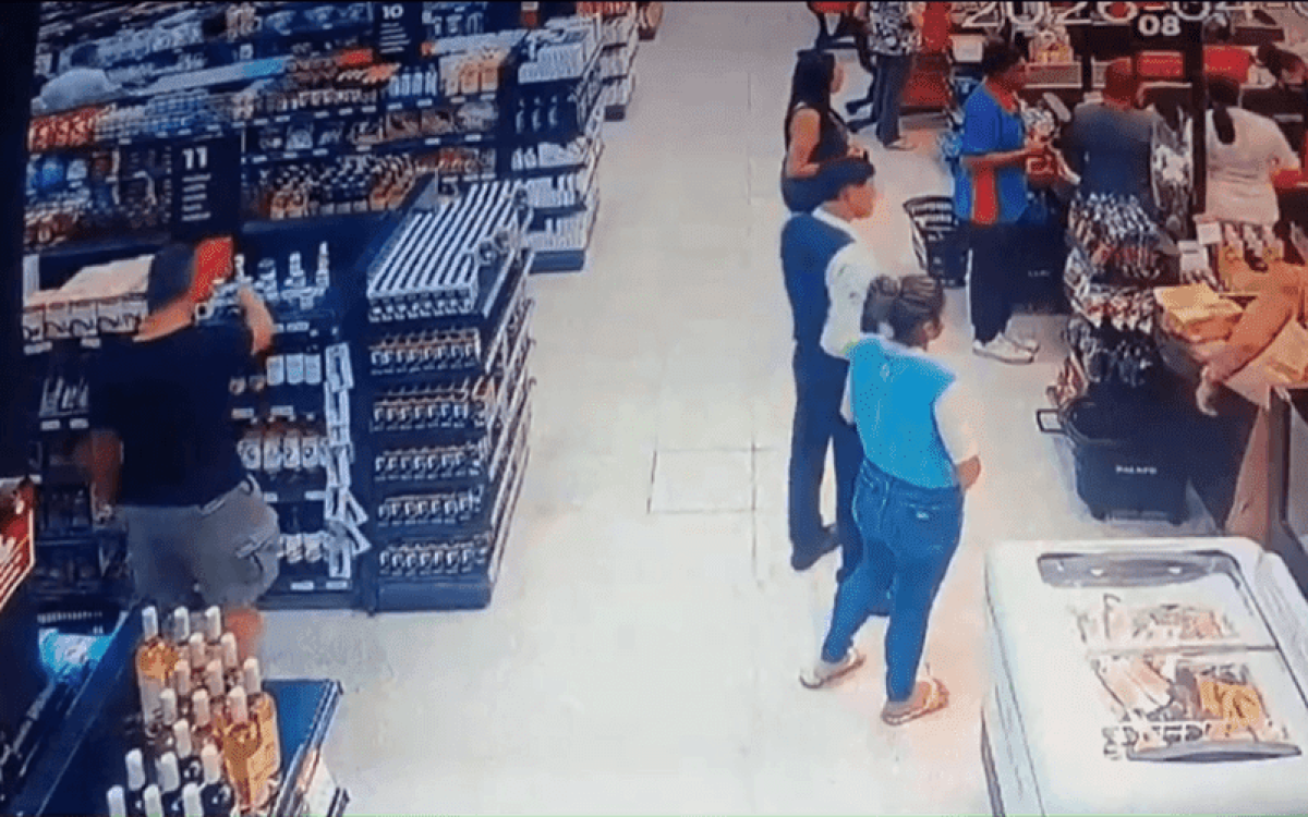 Delegado da PF flagrado furtando isentou Flávio Bolsonaro de lavagem de dinheiro