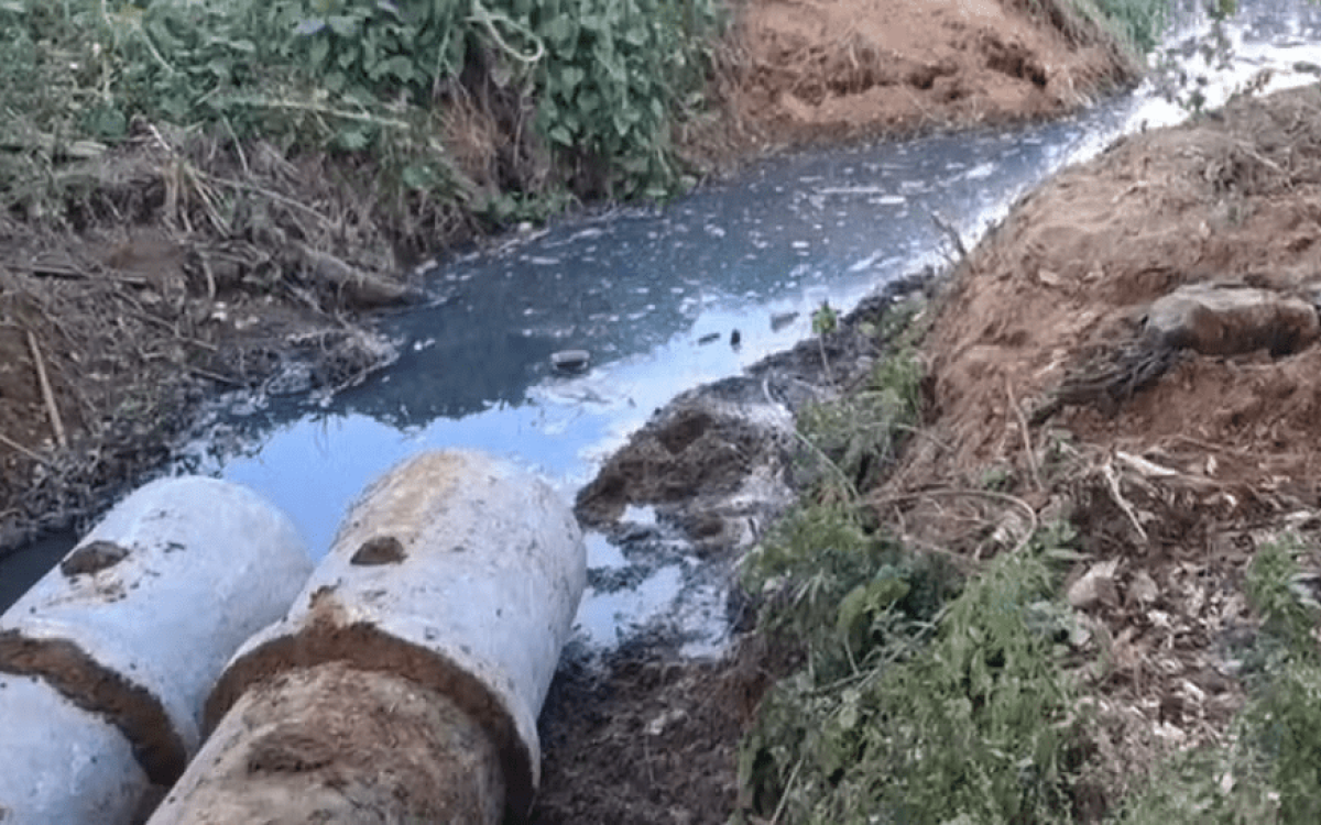 Moradores denunciam esgoto a céu aberto e obra inacabada em rua de Itaperuna