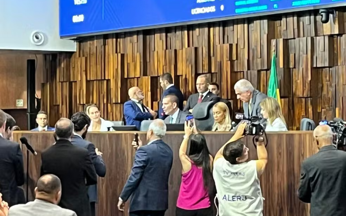 Com eleição questionada na Justiça e boicote da oposição, Douglas Ruas é eleito presidente da Alerj e deve assumir o governo do RJ