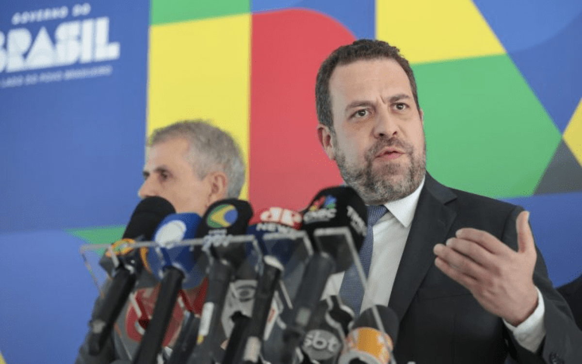 Boulos detona plano de Flávio Bolsonaro contra aposentados: “Querem fazer o povo pagar a conta”