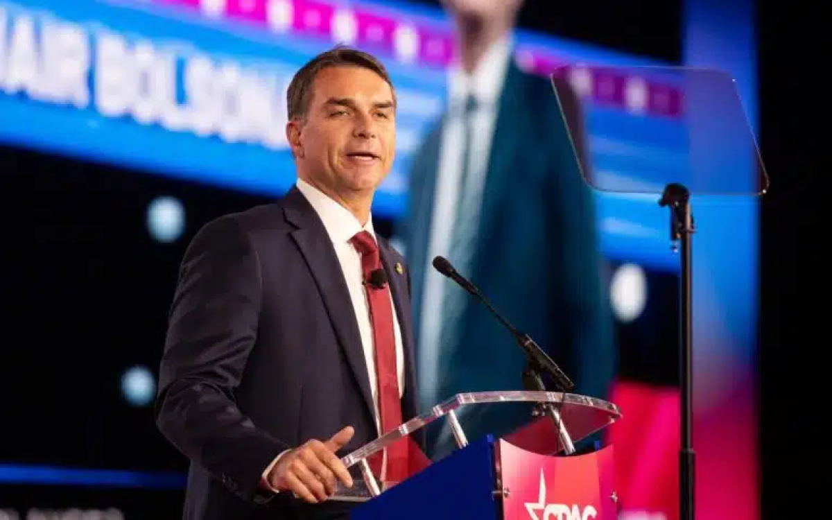 Flávio Bolsonaro é denunciado à PGR por entrega de relatório a Trump: “Espião dos EUA”