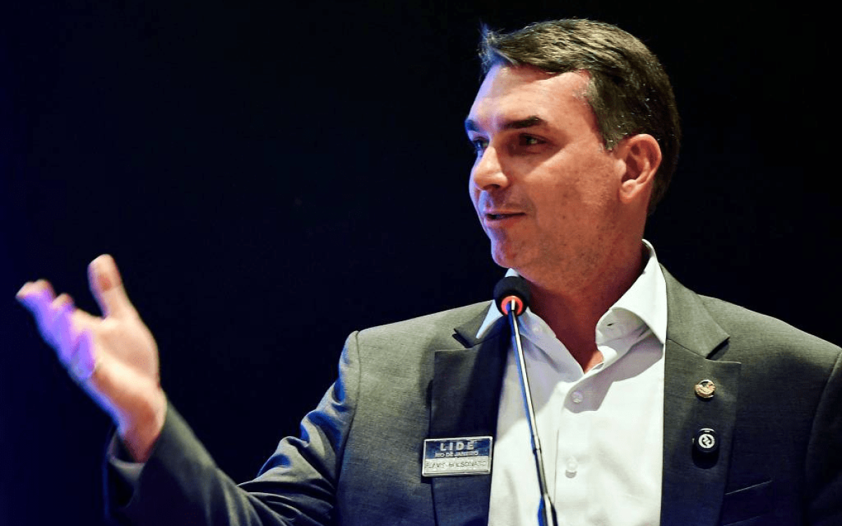 Flávio planeja reajustar aposentadorias e despesas com saúde e educação só pela inflação